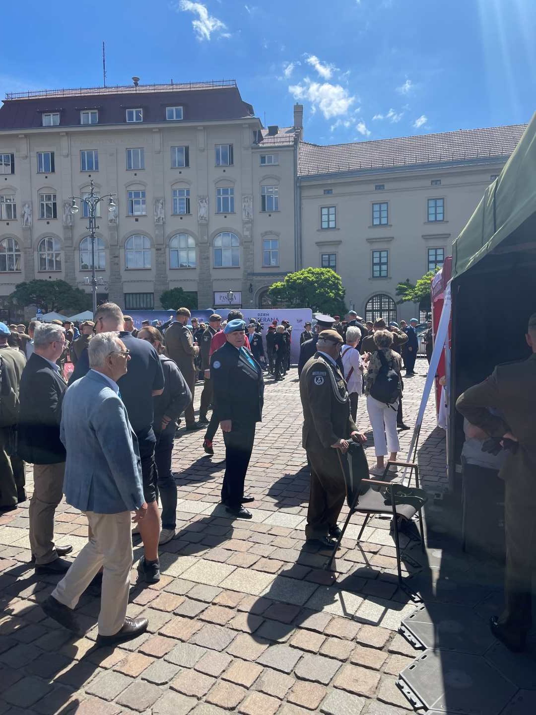 Weterani w wojskowych strojach przy stoisku Centrum Leczenia Weterana.