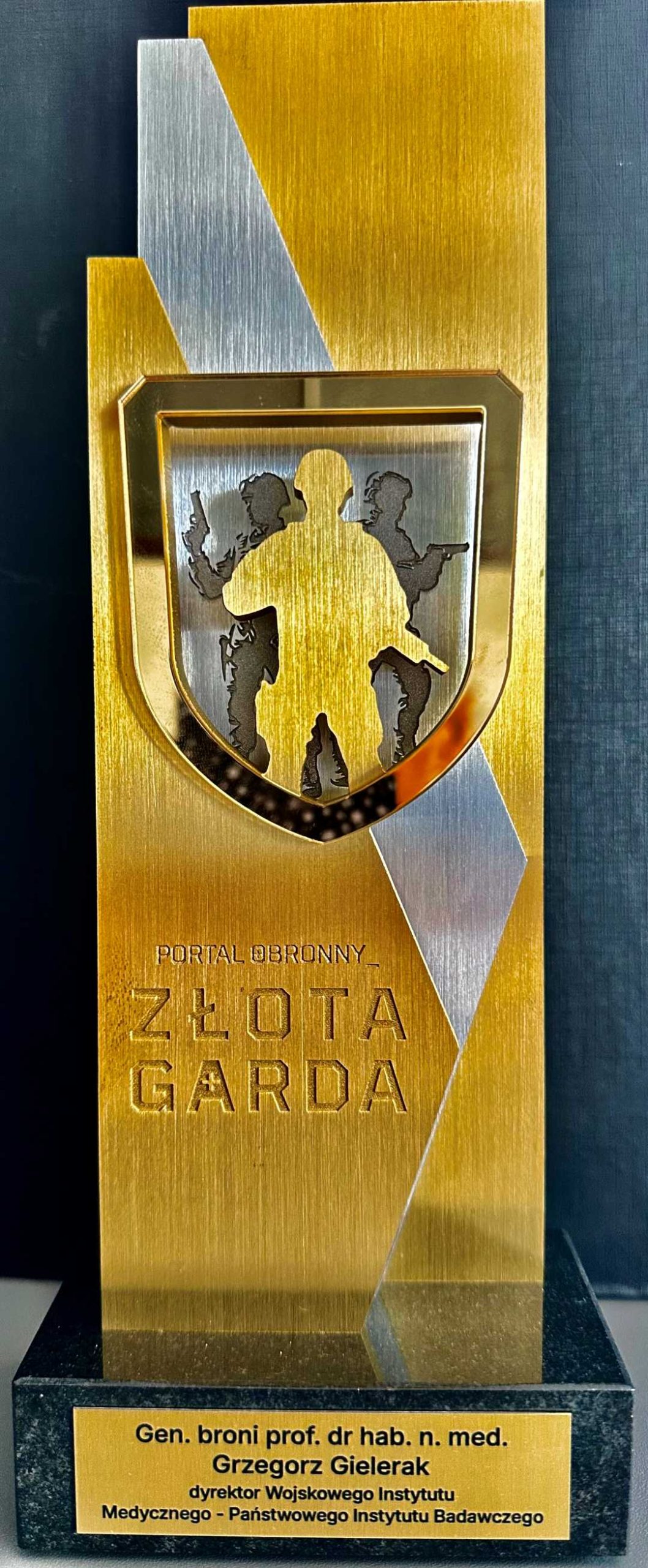 Złota statuetka nagrody złote gardy przedstawiająca sylwetkę żołnierza z bronią.