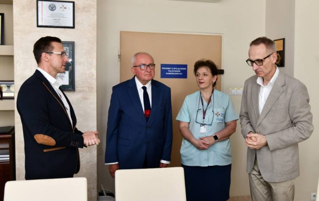 Dyrektor WIM-PIB i przedstawiciel Fundacji DKMS w gabinecie dyrektora.