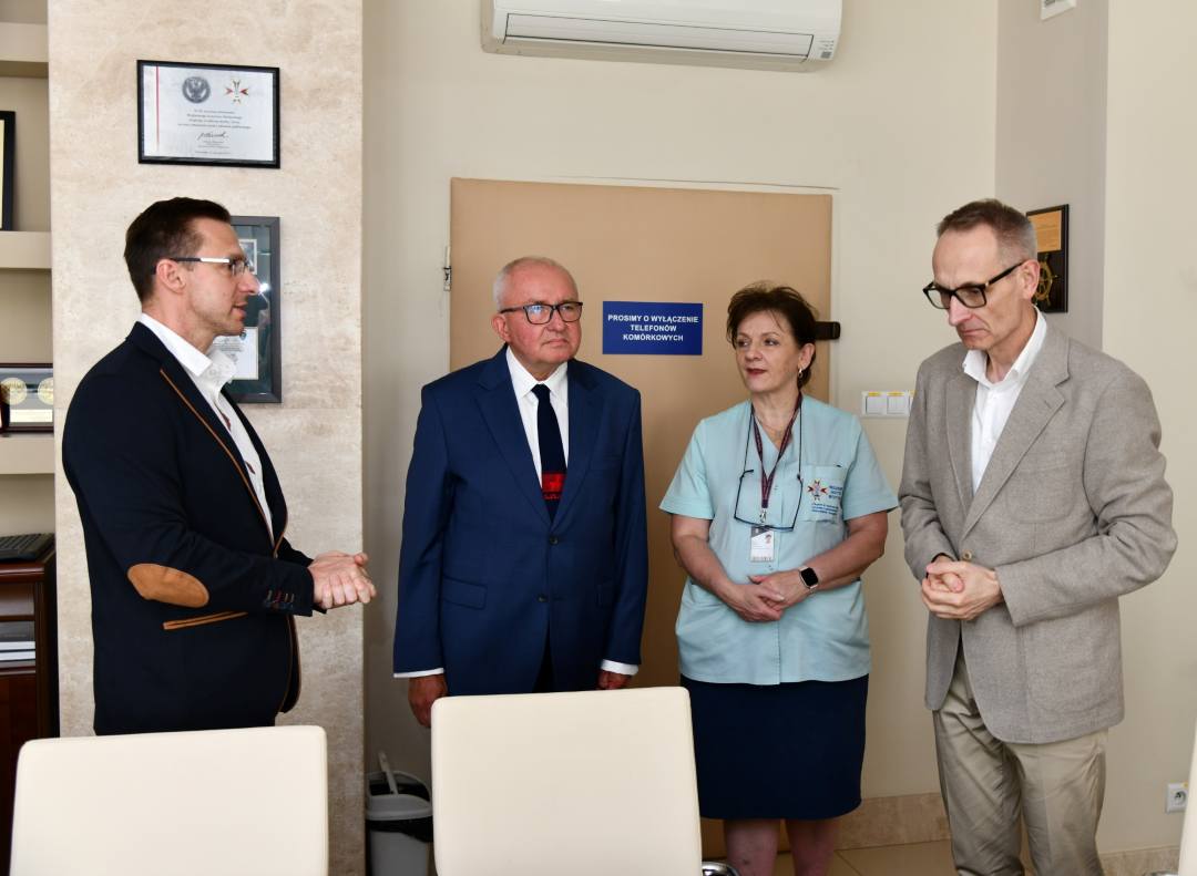 Dyrektor WIM-PIB i przedstawiciel Fundacji DKMS w gabinecie dyrektora.