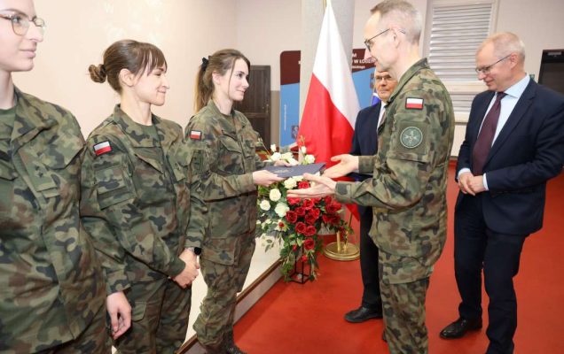 Dyrektor WIM gratuluje wyróżnionym lekarzom ubranym w mundury wojskowe.