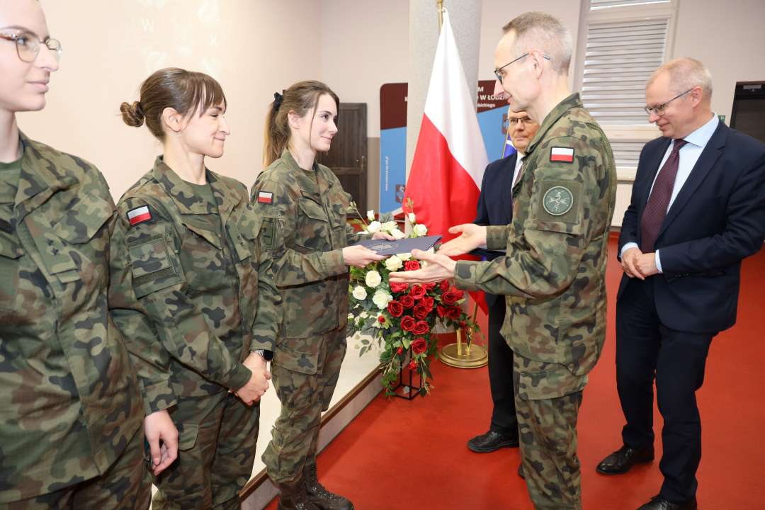 Dyrektor WIM gratuluje wyróżnionym lekarzom ubranym w mundury wojskowe.
