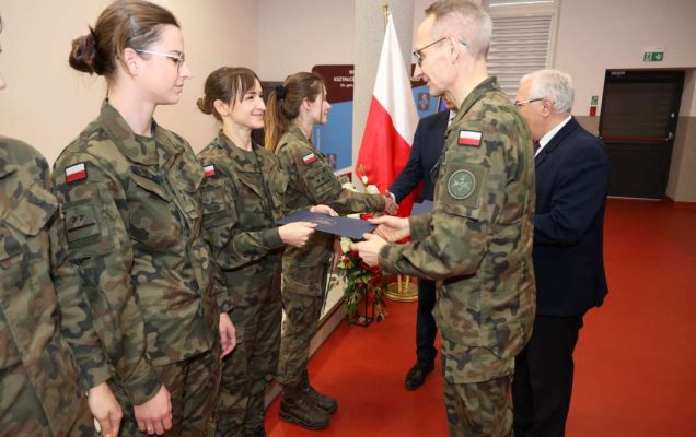Dyrektor WIM gratuluje wyróżnionym lekarzom ubranym w mundury wojskowe.