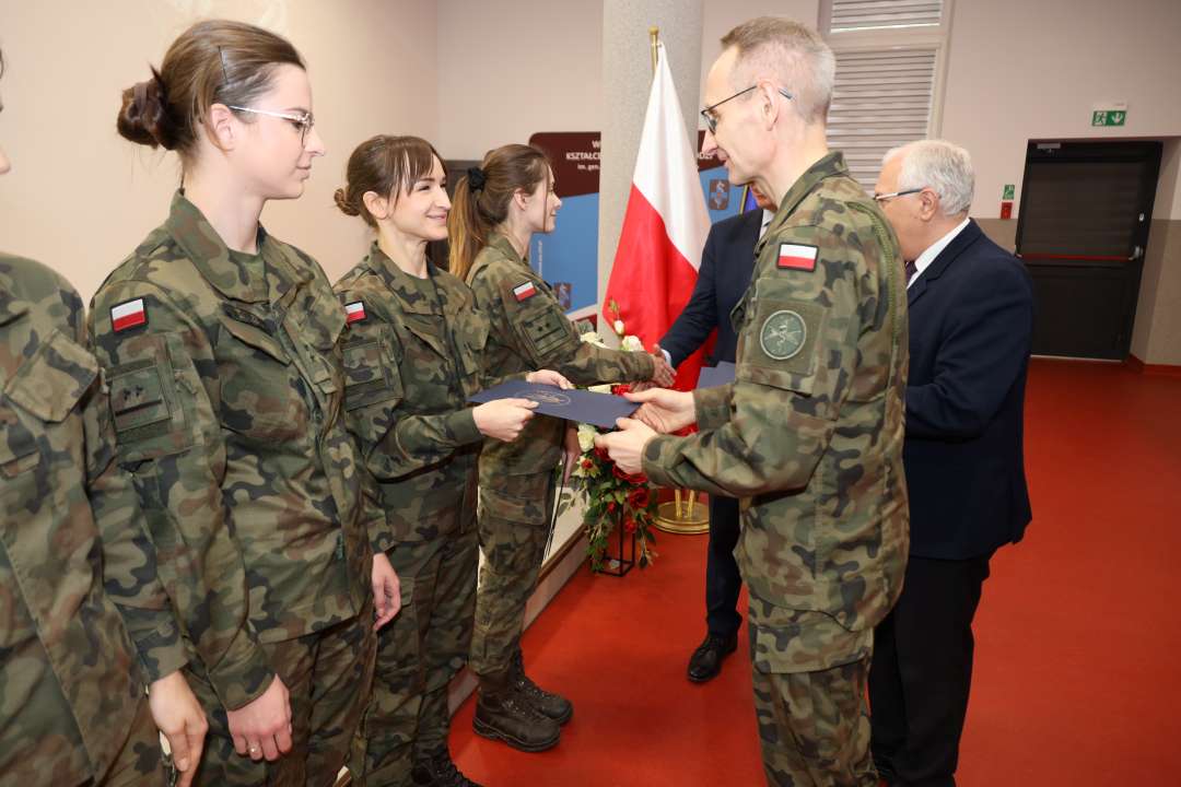 Dyrektor WIM gratuluje wyróżnionym lekarzom ubranym w mundury wojskowe.