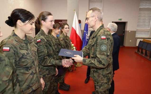 Dyrektor WIM gratuluje wyróżnionym lekarzom ubranym w mundury wojskowe.