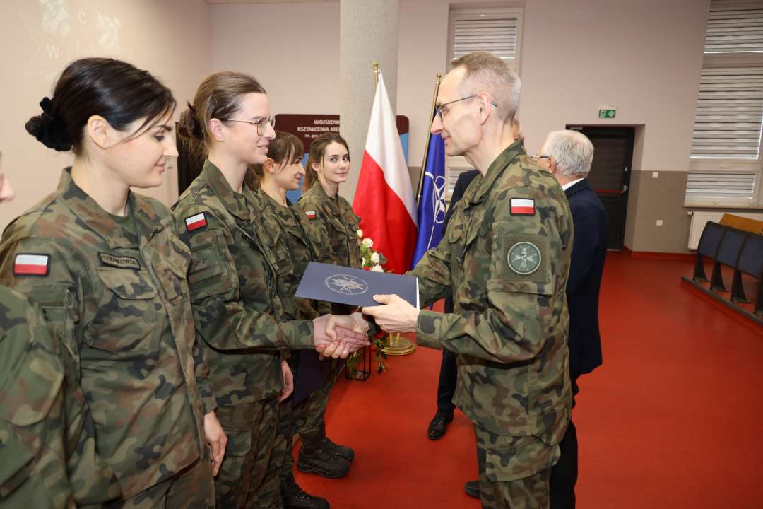 Dyrektor WIM gratuluje wyróżnionym lekarzom ubranym w mundury wojskowe.