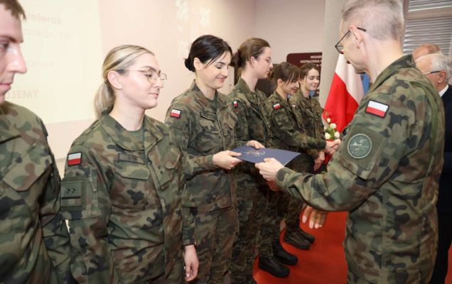 Dyrektor WIM gratuluje wyróżnionym lekarzom ubranym w mundury wojskowe.