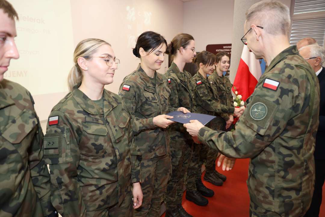 Dyrektor WIM gratuluje wyróżnionym lekarzom ubranym w mundury wojskowe.