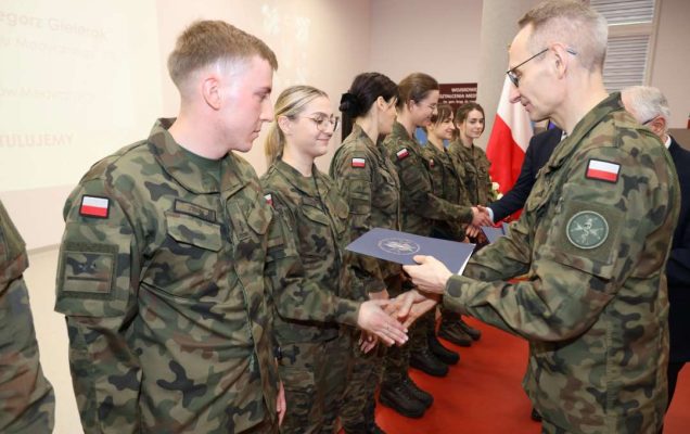 Dyrektor WIM gratuluje wyróżnionym lekarzom ubranym w mundury wojskowe.
