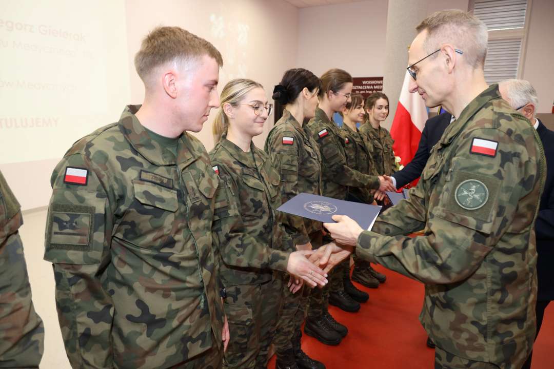 Dyrektor WIM gratuluje wyróżnionym lekarzom ubranym w mundury wojskowe.