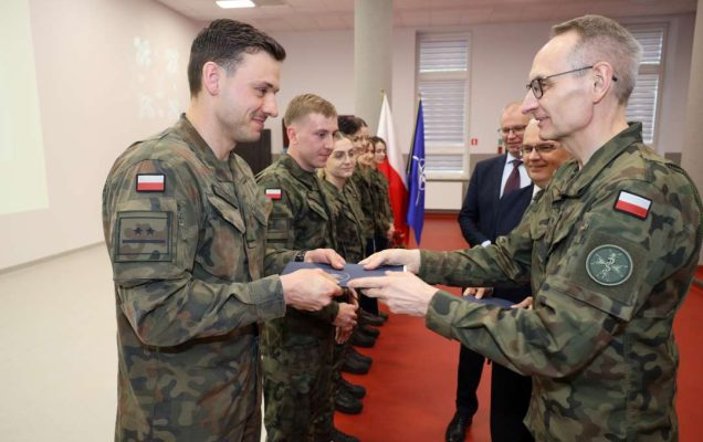 Dyrektor WIM gratuluje wyróżnionym lekarzom ubranym w mundury wojskowe.
