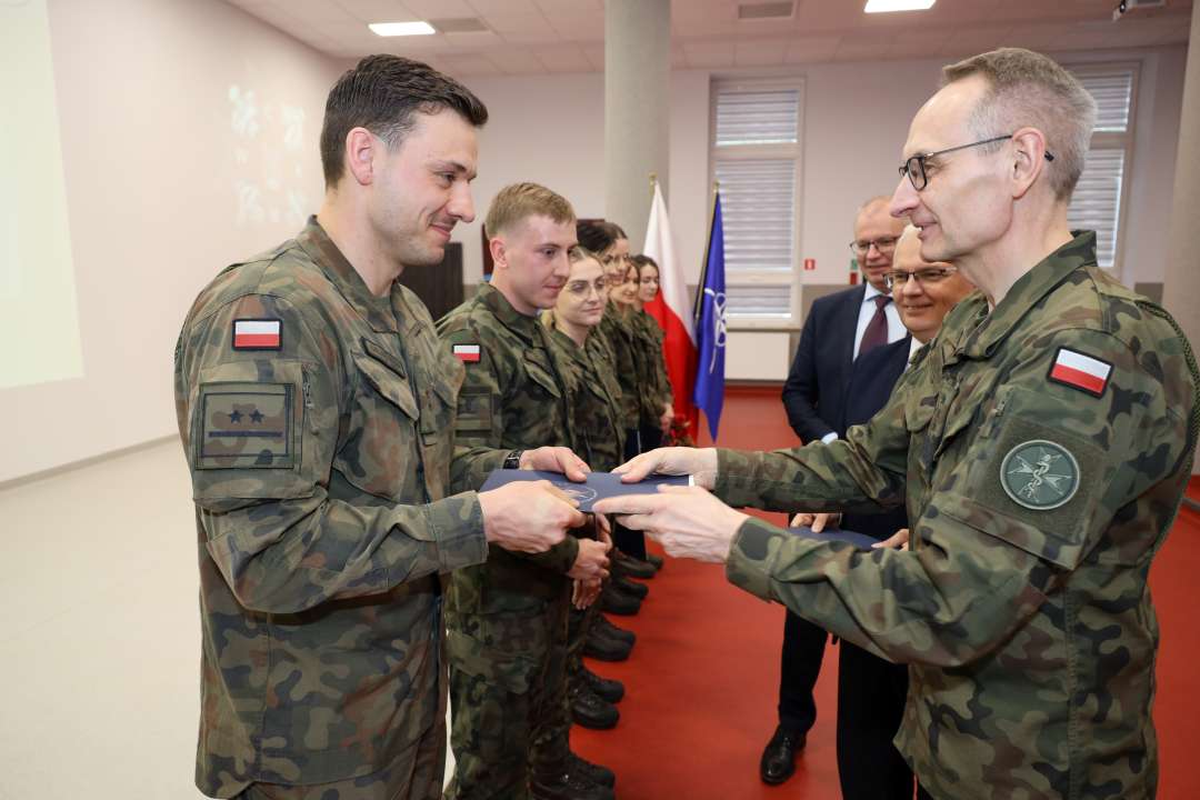 Dyrektor WIM gratuluje wyróżnionym lekarzom ubranym w mundury wojskowe.