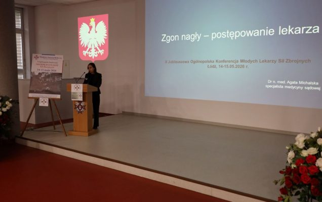 Agata Michalska przy mównicy za jego plecami wyświetlony slajd prezentacji pt. Zgon nagły - postępowanie lekarza.