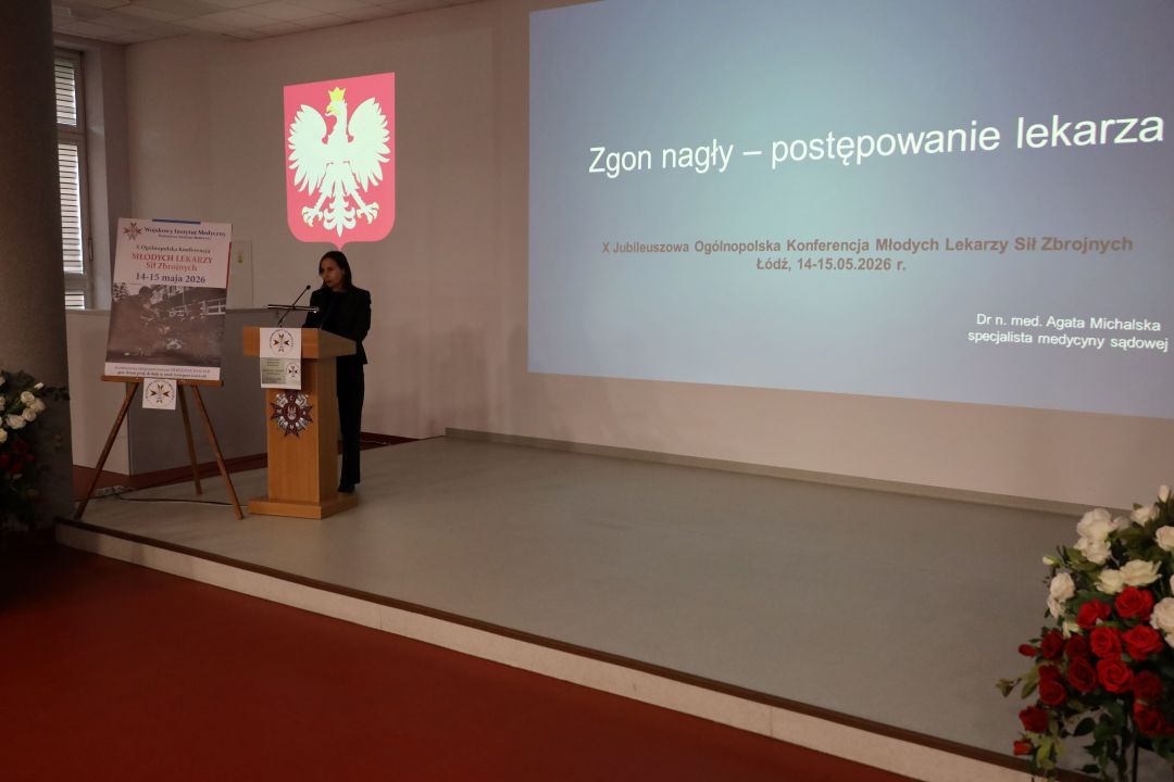 Agata Michalska przy mównicy za jego plecami wyświetlony slajd prezentacji pt. Zgon nagły - postępowanie lekarza.
