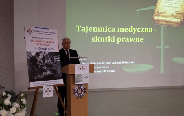 Profesor Rafał Kubiak przy mównicy za jego plecami wyświetlony slajd prezentacji z napisem Tajemnica medyczna - skutki prawne.