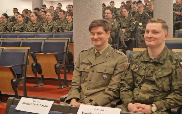 Siedzący lekarze w mundurach wojskowych na sali konferencyjnej,