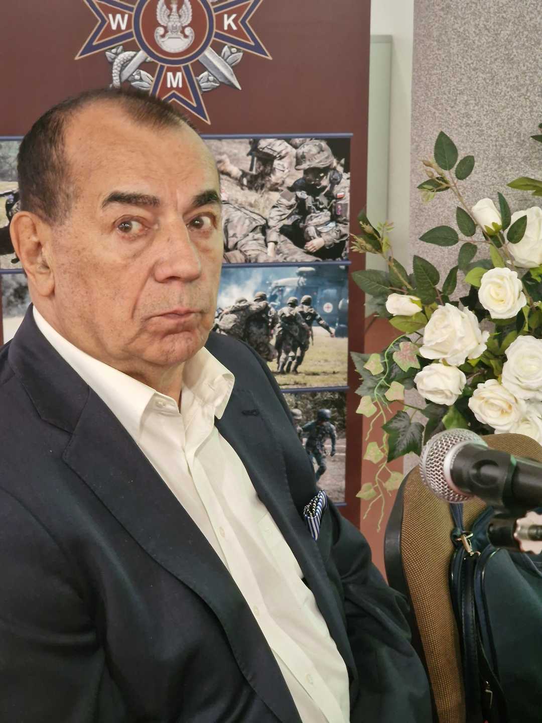 J. Bukowski - organizator konferencji na sali konferencyjnej.