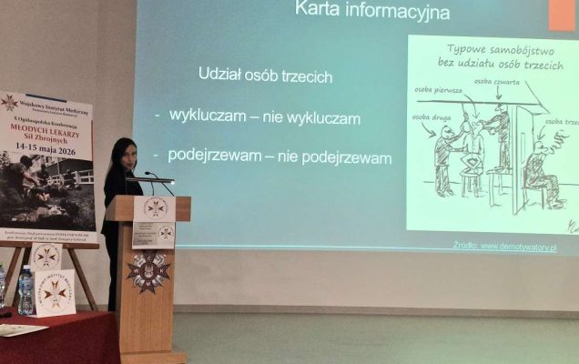 A. Michalska przy mównicy. Obok niej plakat konferencyjny, za jej plecami na wielkim ekranie wyświetlony slajd z prezentacji.