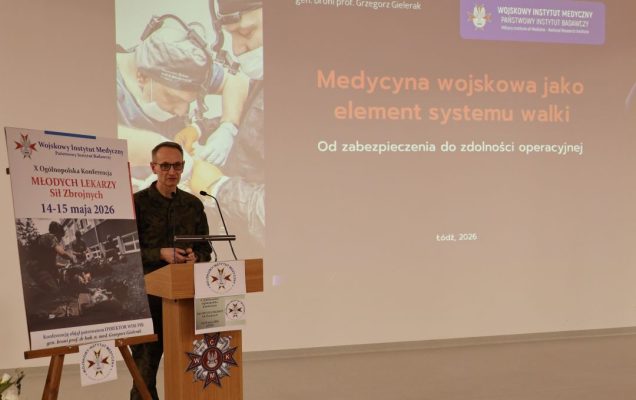 Dyrektor WIM przy mównicy, za jego plecami na ekranie slajd z prezentacji pt. Medycyna wojskowa jako element systemu walki,