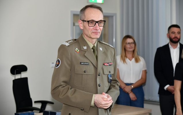 Grzegorz Gielerak ubrany w mundur wojskowy przemawia podczas uroczystości.