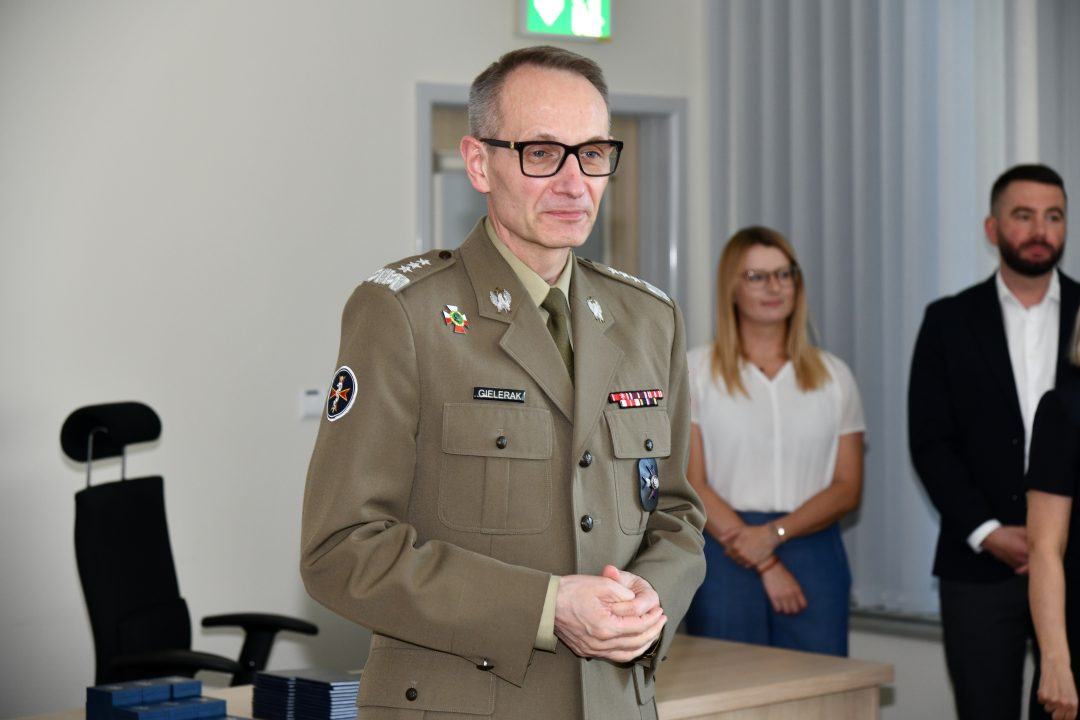 Grzegorz Gielerak ubrany w mundur wojskowy przemawia podczas uroczystości.