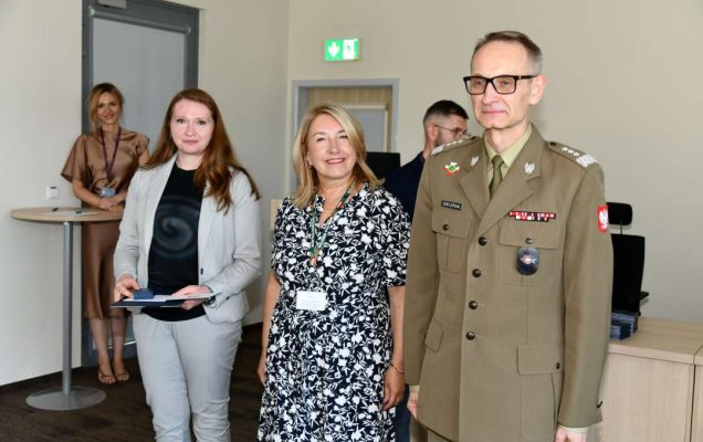 Marta Maciążek i Grzegorz Gielerak ubrany w mundur wojskowy stoją obok siebie,