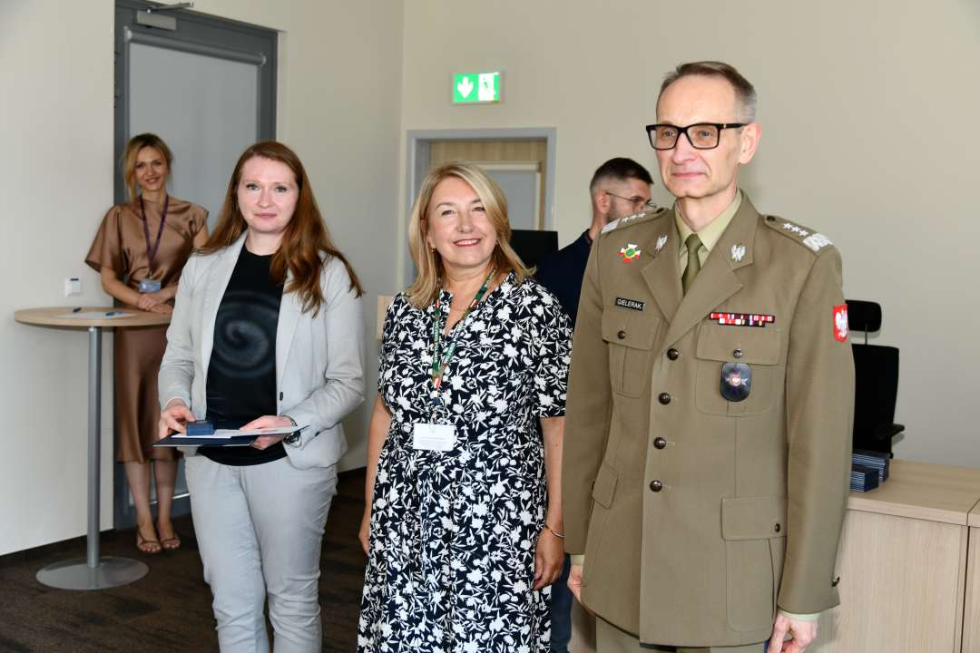 Marta Maciążek i Grzegorz Gielerak ubrany w mundur wojskowy stoją obok siebie,