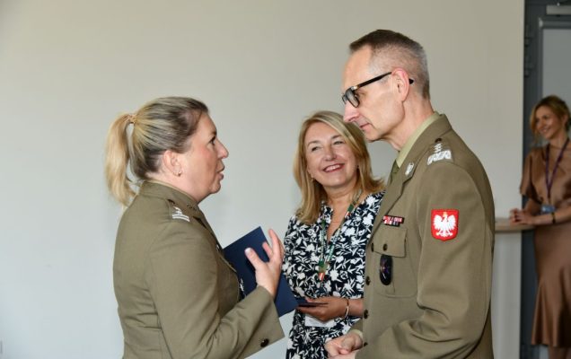 Grzegorz Gielerak wręcza dyplom, obok stoi uśmiechnięta Marta Maciążek.