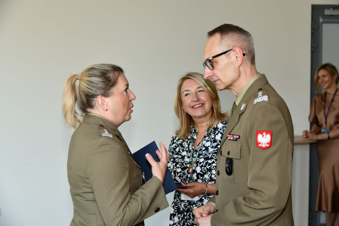 Grzegorz Gielerak wręcza dyplom, obok stoi uśmiechnięta Marta Maciążek.