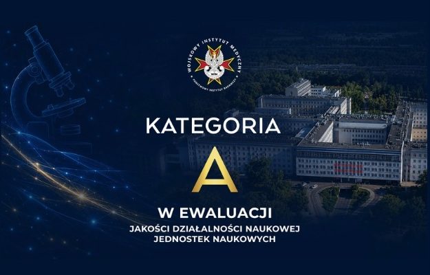Budynek instytutu WIM z lotu ptaka oraz napis ‘Kategoria A w ewaluacji jakości działalności naukowej jednostek naukowych’. W tle widoczny mikroskop.