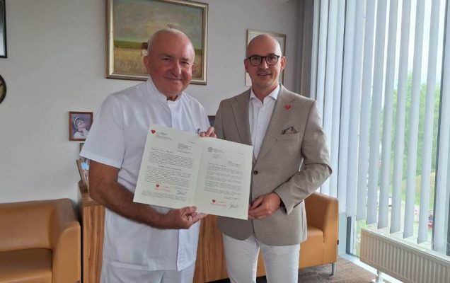 Profesor Piotr Rzepecki prezentuje dyplom członkowski.