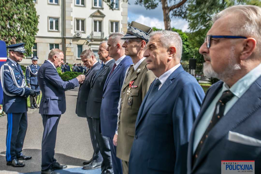 Grzegorz Gielerak w mundurze wojskowym stoi z pozostałymi laureatami w szeregu czekając na wręczenie medalu.
