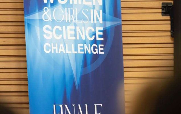 Baner materiałowy z logotypem NATO i napisem Women&girls science challange.