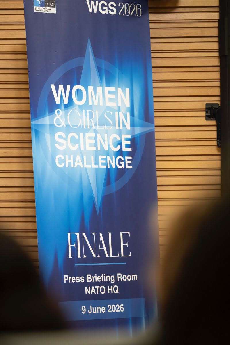 Baner materiałowy z logotypem NATO i napisem Women&girls science challange.