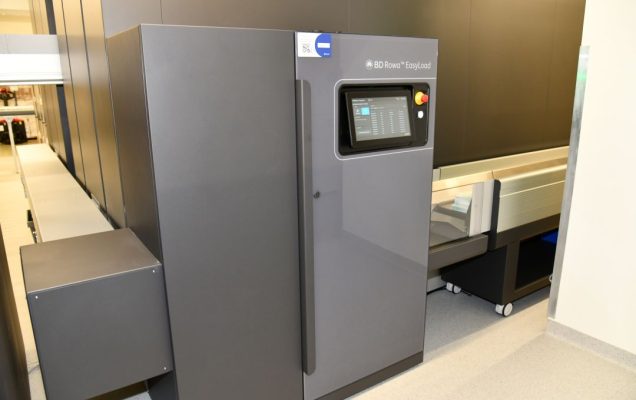 Pomieszczenie apteki WIM-PIB. Robot apteczny zarządzający produkcją leków.
