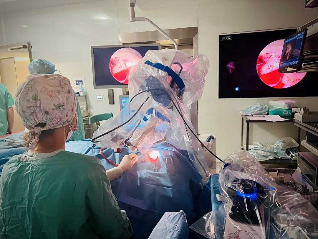 Lekarze na sali operacyjnej podczas zabiegu z wykorzystaniem robota RobOtol.