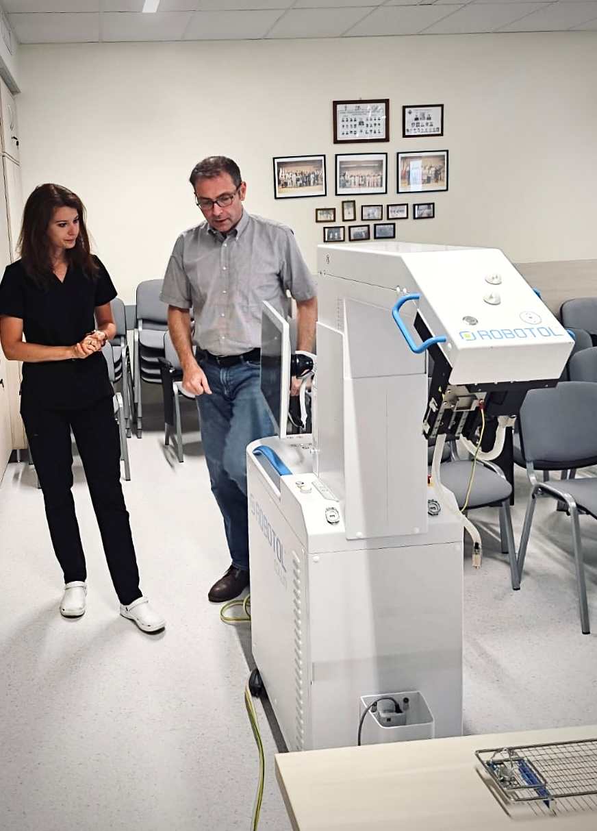 Pracowniczka i pracownik kliniki oglądają nowego robota.