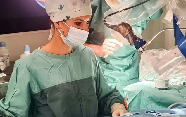 Chirurżka i chirurg w trakcie operacji robotycznej.