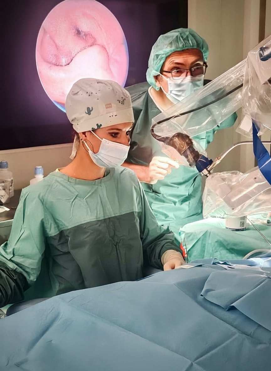 Chirurżka i chirurg w trakcie operacji robotycznej.