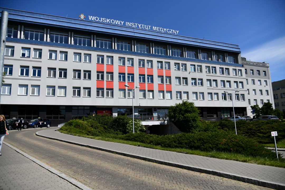 Przód głównego budynku Wojskowego Instytutu Medycznego w Warszawie Szaserów 128