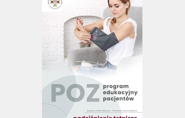 Młoda kobieta z rękawem ciśnieniomierza na przedramieniu.