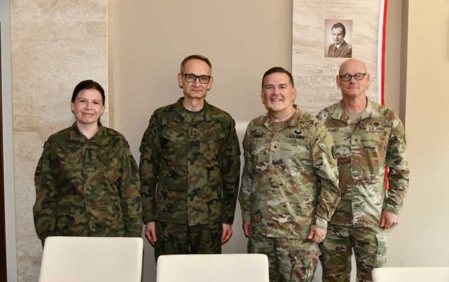 Przedstawiciele US Army razem z Grzegorzem Gielerakiem oraz Agatą Będzichowską na wspólnym zdjęciu.