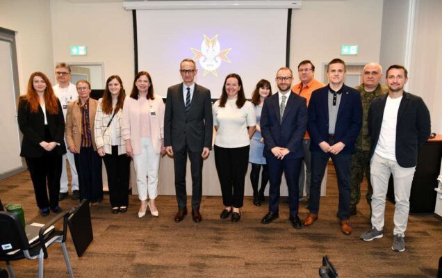 Zdjęcie grupowe przedstawicieli brytyjskiego departamentu zdrowia i opieki społecznej z Grzegorzem Gielerakim i pracownikami WIM-PIB.