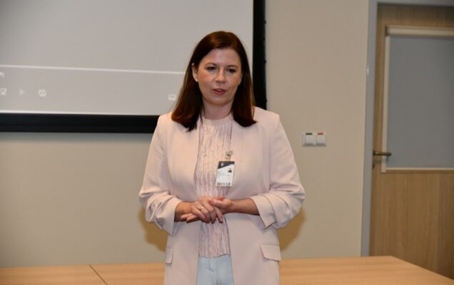 Zastępca Dyrektora WIM-PIB ppłk lek. dr n. med. Agata Będzichowska przemawia do gości na sali.