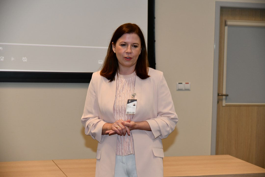 Zastępca Dyrektora WIM-PIB ppłk lek. dr n. med. Agata Będzichowska przemawia do gości na sali.