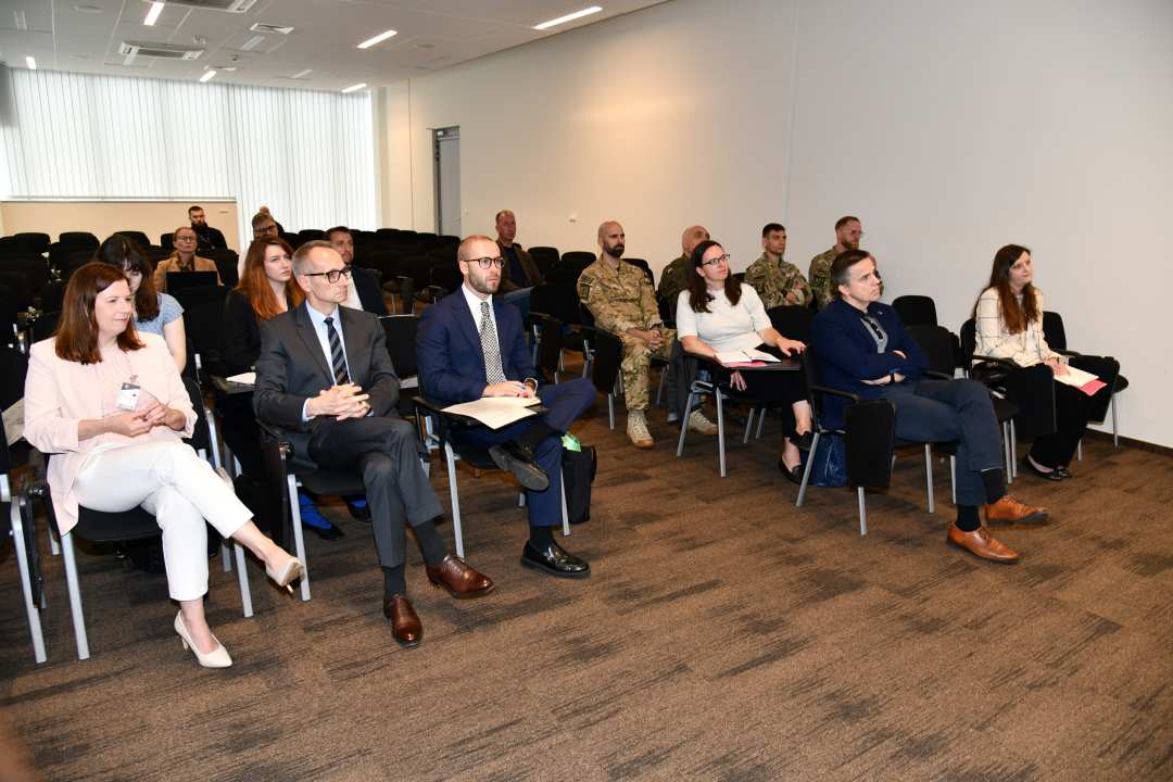 Brytyjscy delegaci i pracownicy WIM siedzący na sali podczas wykładu.