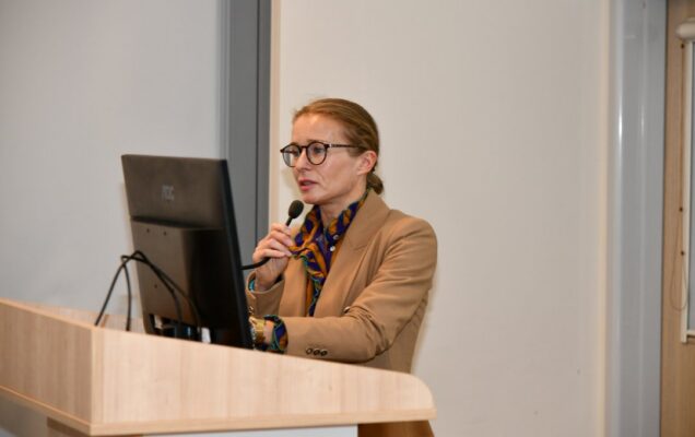Dr Anna Olczak-Pieńkowska przy mównicy.