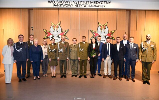 Zdjęcie grupowe wszystkich wyróżnionych pracowników WIM z dyrektorem WIM.