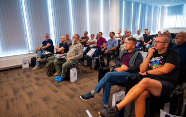 XIII edycja „Misja Zdrowie”, uczestnicy programu oglądają prezentację.
