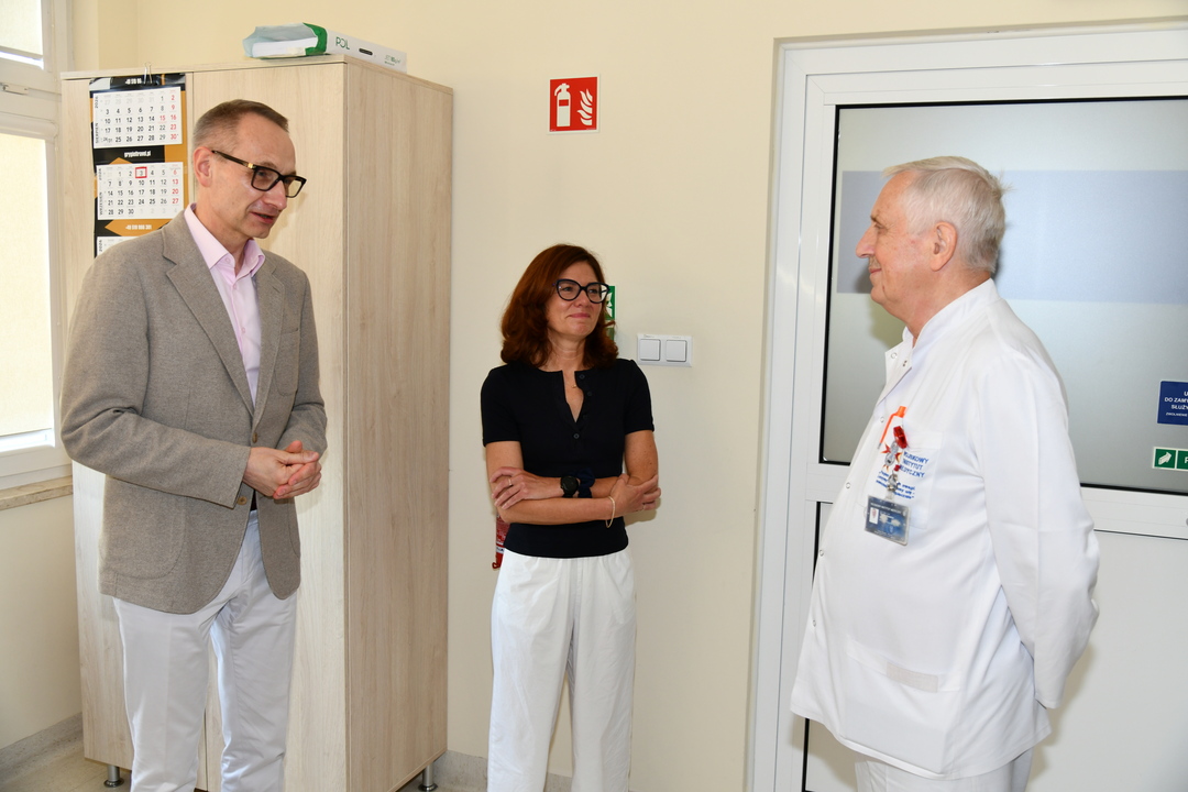 Nowa kierownik Ewa Więsik-Szewczyk razem z Witoldem Tłustochowiczem, dyrektor WIM rozmawia z poprzednim kierownikiem kliniki.